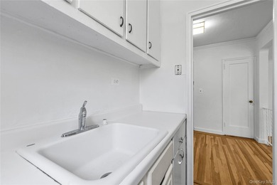 Bright and refreshed one-bedroom co-op at The Winthrop in Forest - photo 6