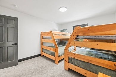 Introducing a beautifully, completely remodeled mountain retreat - photo 12