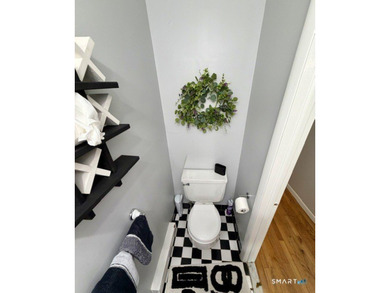 Beautifully updated 2bedroom, 1.5bath unit located in the rear - photo 7