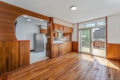 Welcome to this perfectly located home in the heart of Bayside - photo 7