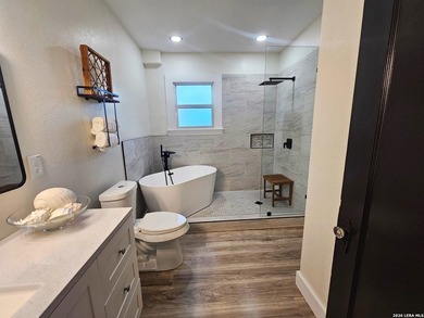Fully renovated 3-bedroom, 2-bath home offering the perfect - photo 24