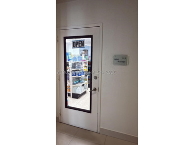 Beautiful 1 bed and one and a half bath, upgraded unit , Awesome - photo 12