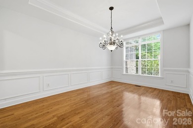 Stunning Brick Home in beautiful Hunter Oaks Subdivision with 3 - photo 4