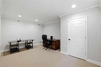 SPECIAL OPPORTUNITY! WATERFRONT 4 BR + extra room with closet - photo 38