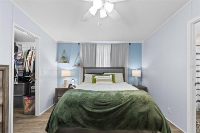 Beautiful and cozy 3-bedroom mobile home located in the highly - photo 11