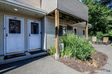 Welcome to this well-maintained and move-in ready condominium - photo 2