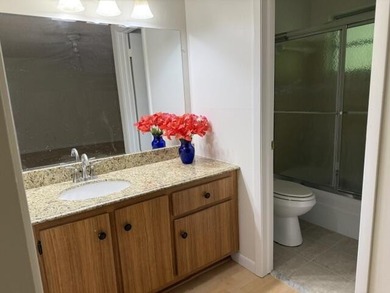 Beautiful 1100sqt condo/villa in desirable Lantana 55+community - photo 23