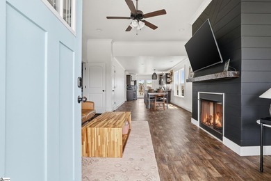 Beautifully kept 3-bed, 2-bath Craftsman in Greer's Orchard - photo 2