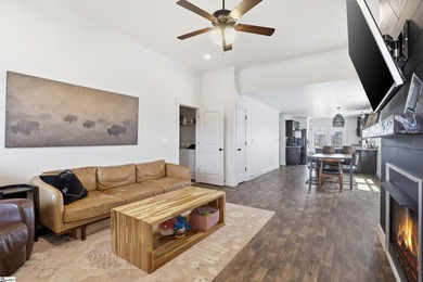 Beautifully kept 3-bed, 2-bath Craftsman in Greer's Orchard - photo 3