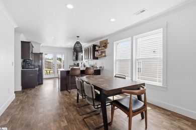 Beautifully kept 3-bed, 2-bath Craftsman in Greer's Orchard - photo 6
