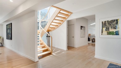 Coastal Sophistication: Modern Masterpiece in Sag Harbor Village - photo 9