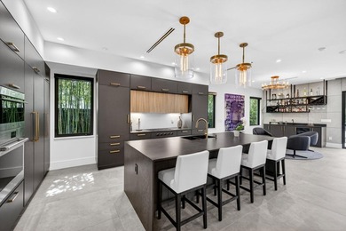 Stunning 4-bed 4-bath, Gated home in Victoria Park with custom - photo 25