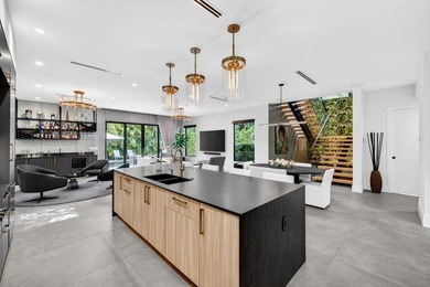 Stunning 4-bed 4-bath, Gated home in Victoria Park with custom - photo 27