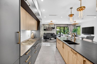 Stunning 4-bed 4-bath, Gated home in Victoria Park with custom - photo 29