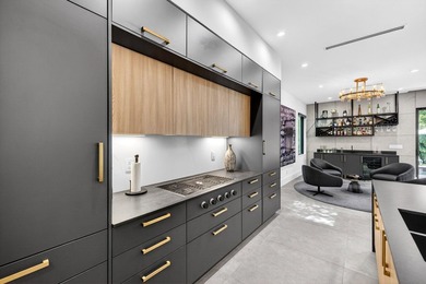 Stunning 4-bed 4-bath, Gated home in Victoria Park with custom - photo 30