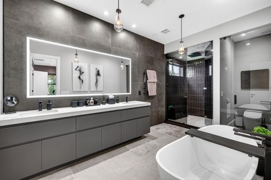 Stunning 4-bed 4-bath, Gated home in Victoria Park with custom - photo 45