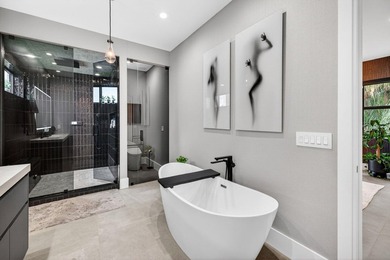 Stunning 4-bed 4-bath, Gated home in Victoria Park with custom - photo 46