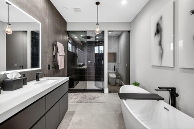 Stunning 4-bed 4-bath, Gated home in Victoria Park with custom - photo 47