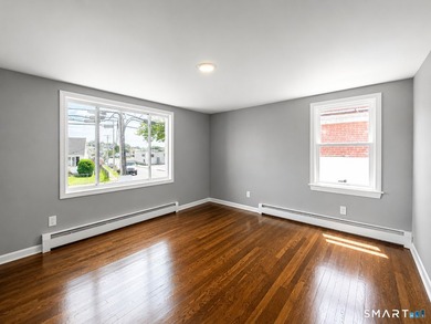 Move right into this beautifully renovated Cape-style home - photo 10