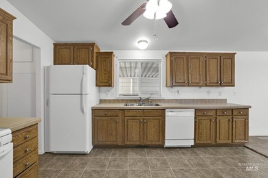 Welcome home to this inviting 3-bedroom, 2-bath manufactured - photo 5