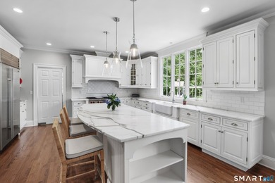 Meticulously maintained and move-in ready, 2 Half Mile Common - photo 4
