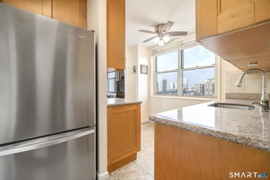 Spacious and beautifully updated 3-bedroom, 3-bath residence in - photo 11