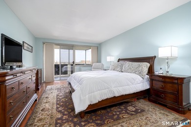Spacious and beautifully updated 3-bedroom, 3-bath residence in - photo 12