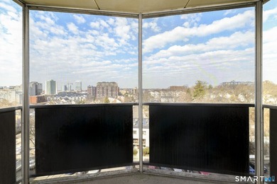 Spacious and beautifully updated 3-bedroom, 3-bath residence in - photo 14