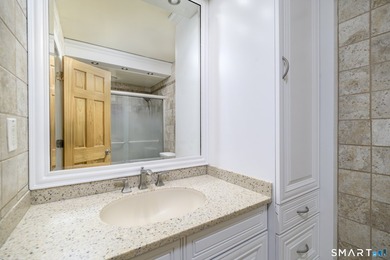 Spacious and beautifully updated 3-bedroom, 3-bath residence in - photo 16