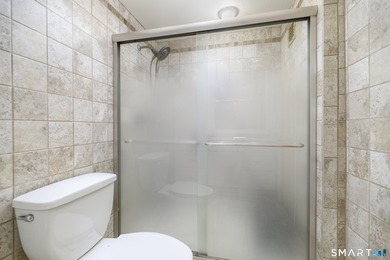 Spacious and beautifully updated 3-bedroom, 3-bath residence in - photo 17