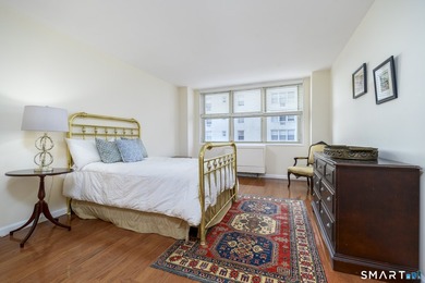 Spacious and beautifully updated 3-bedroom, 3-bath residence in - photo 18