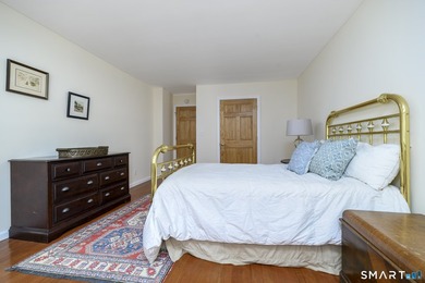 Spacious and beautifully updated 3-bedroom, 3-bath residence in - photo 19