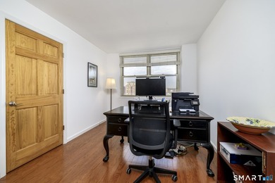 Spacious and beautifully updated 3-bedroom, 3-bath residence in - photo 21