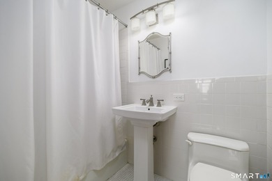 Spacious and beautifully updated 3-bedroom, 3-bath residence in - photo 22