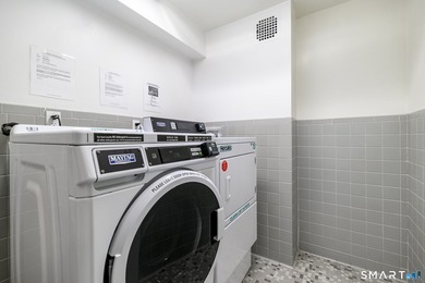 Spacious and beautifully updated 3-bedroom, 3-bath residence in - photo 25