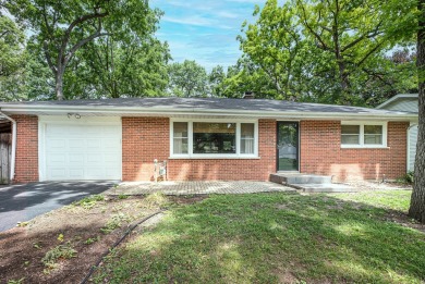 Lake Home Sale Pending in Mundelein, Illinois