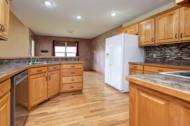 Priced below market value and ready to move into this immaculate - photo 12