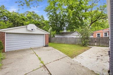 Welcome to this beautifully maintained home in desirable Grosse - photo 17