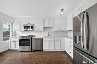 Move right into this beautifully updated end-unit townhouse in - photo 3