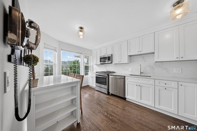 Move right into this beautifully updated end-unit townhouse in - photo 5