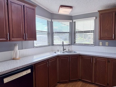 TURNKEY 2 Bedroom, 2 Bath Palm Harbor Home in the 55+ Community - photo 3