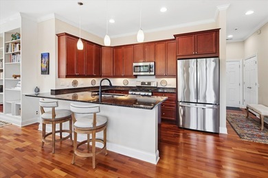 Top-floor, corner unit 3BR/2BA in a boutique 12-unit elevator - photo 4