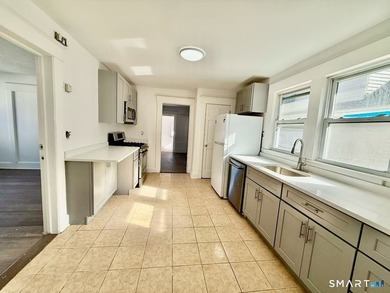 Rental Income $3,600 + $2,600. Cap Rate 7%+. Spacious Stamford 2 - photo 1