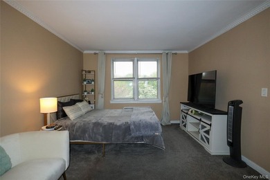 Tastefully designed, well-maintained, and impeccably clean, this - photo 2