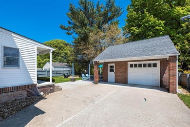 This quality, solid brick, Cape Cod home is just a few minutes - photo 4