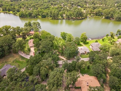 Charming Lakefront Home. Fish right out your back door or enjoy - photo 26
