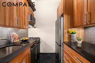 10ft ceiling heights makes this Immaculate, recently updated - photo 8