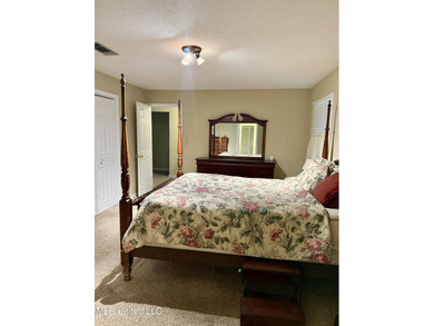 Quiet home tucked between Buena Vista and Pascagoula Street on a - photo 12