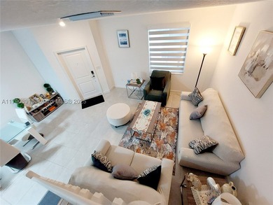 Spectacular Townhouse Located in a private and secure community - photo 4