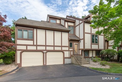 Fully renovated end-unit Turnbury offering 3-4 bedrooms and 3.5 - photo 1